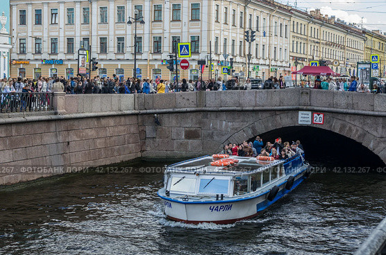 Прогулочный теплоход проходит под мостом на канале Грибоедова в Санкт-Петербурге (2015 год). Редакционное фото, фотограф Megapixx / Фотобанк Лори