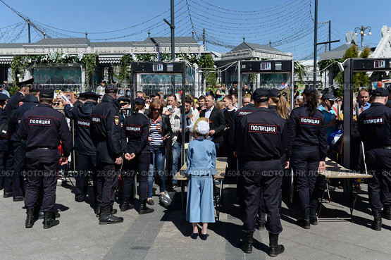 Проход через досмотровые рамки на Красную площадь Москвы (2018 год). Редакционное фото, фотограф Free Wind / Фотобанк Лори
