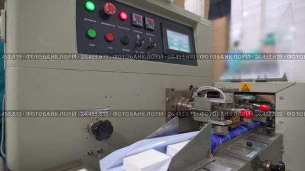 Производство молочных продуктов. Вид упаковки творога, крупный план. Стоковое видео, видеограф Гурьянов Андрей / Фотобанк Лори