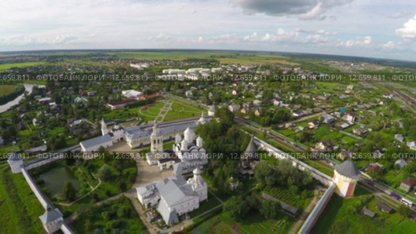 Пролетая над Спасо-Прилуцким монастырем в Вологде (2015 год). Стоковое видео, видеограф Михаил Коханчиков / Фотобанк Лори