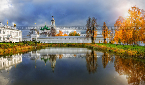 Прощальная краса осени Tolga Monastery in Yaroslavl (2014 год). Стоковое фото, фотограф Baturina Yuliya / Фотобанк Лори