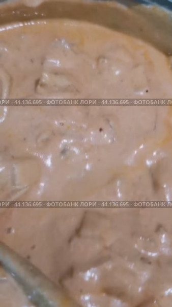 Процесс помешивания лукового соуса деревянной ложкой. Стоковое видео, видеограф Краснова Ирина / Фотобанк Лори