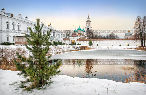 Пруд у Толгского монастыря Pond at the Tolgsky monastery in Yaroslavl (2020 год). Стоковое фото, фотограф Baturina Yuliya / Фотобанк Лори