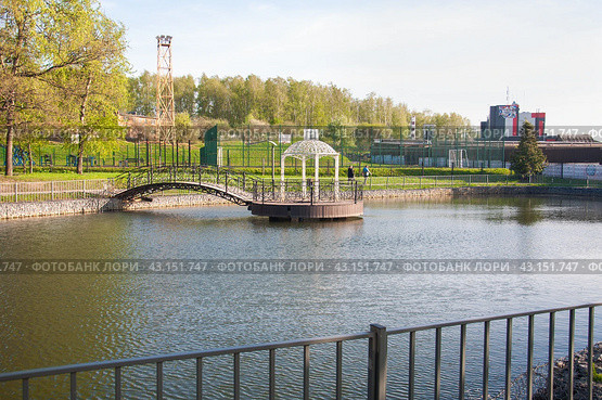 Пруд в Парке Победы в селе Красная Пахра Троицкого округа Москвы (2024 год). Редакционное фото, фотограф Алёшина Оксана / Фотобанк Лори
