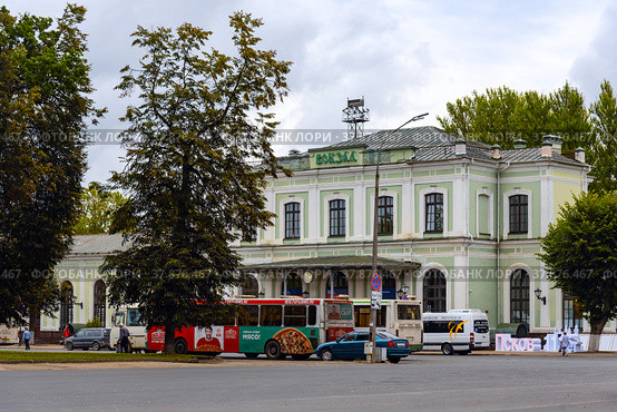 Псков. Железнодорожный вокзал (2019 год). Редакционное фото, фотограф Александр Щепин / Фотобанк Лори