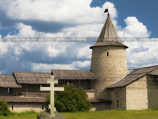 Псковский кремль, башня, крест, сооруженный в честь 1100-летия Пскова (2009 год). Редакционное фото, фотограф Max / Фотобанк Лори