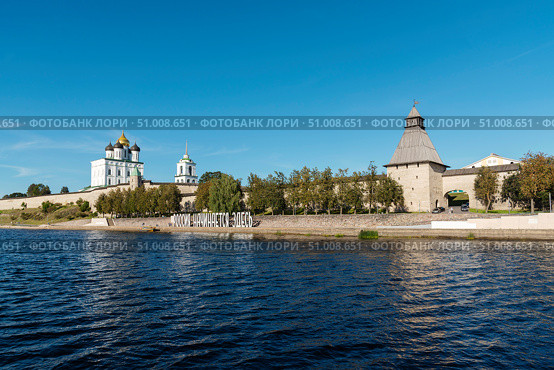 Псковский кремль и Троицкий собор. Россия начинается здесь. Псков (2019 год). Редакционное фото, фотограф Александр Щепин / Фотобанк Лори