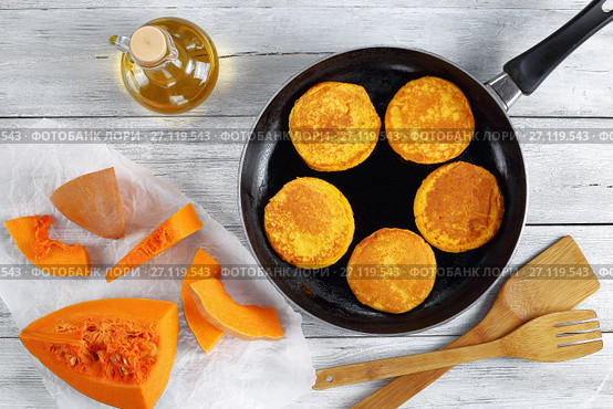pumpkin pancakes on skillet, top view. Стоковое фото, фотограф Oksana Zh / Фотобанк Лори