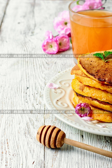 pumpkin pancakes with light dishes and glass of juice. fritter with pumpkin. Стоковое фото, агентство Ingram Publishing / Фотобанк Лори