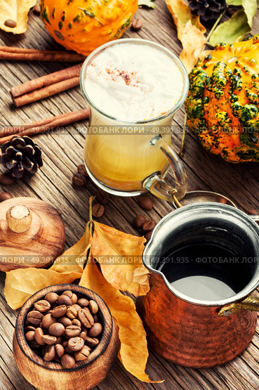 Pumpkin spice latte.Cup with autumn coffee.Coffee drink. Pumpkin spice latte. Стоковое фото, агентство Ingram Publishing / Фотобанк Лори