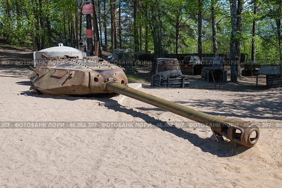 Пушка и башня танка ИС-4 (башенная артиллерийская установка АФДС) солнечным майским днем. Мемориально-музейный комплекс "Сестрорецкий рубеж" (2022 год). Редакционное фото, фотограф Виктор Карасев / Фотобанк Лори