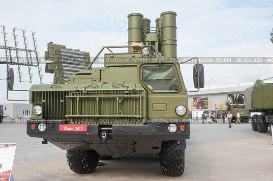 Пусковая установка 5П85СМ2-01 зенитно-ракетного комплекса С-400 "Триумф" в парке "Патриот". Международный военно-технический форум "Армия-2017", вид спереди. Редакционное фото, фотограф Малышев Андрей / Фотобанк Лори