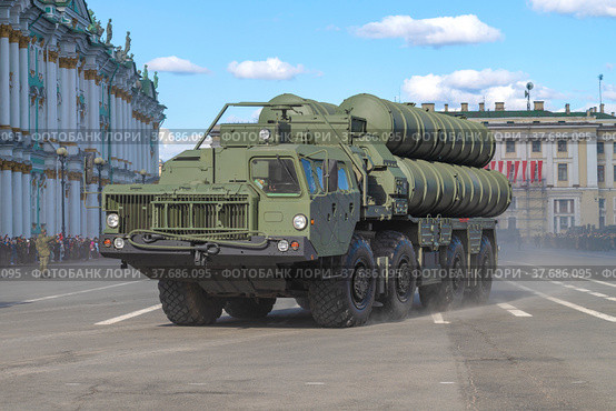 Пусковая установка зенитно-ракетного комплекса С-400 "Триумф" на Дворцовой площади. Репетиция военного парада в честь Дня Победы. Санкт-Петербург (2022 год). Редакционное фото, фотограф Виктор Карасев / Фотобанк Лори