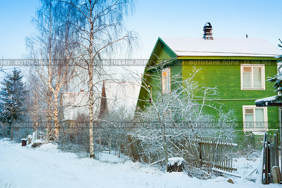 Пустая улица в дачном поселке зимой. Стоковое фото, фотограф Сергей Дубров / Фотобанк Лори