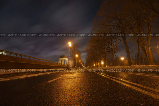 Пустынная аллея в Нескучном саду в Москве в зимнюю ночь (2019 год). Стоковое фото, фотограф YuryKara / Фотобанк Лори