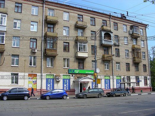 Пятиэтажный четырёхподъездный кирпичный жилой дом серии I-410(САКБ). Построен в 1958 году. Магазин "Fix Price". Первомайская улица, 121. Район Восточное Измайлово. Москва (2012 год). Редакционное фото, фотограф lana1501 / Фотобанк Лори