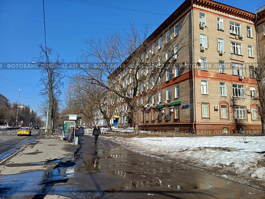 Пятиэтажный  кирпичный нежилой дом серии I-410 (модификация I-410 (САКБ)). Построен в 1951 году. 9-я Парковая улица, 48. Район Измайлово. Город Москва (2024 год). Редакционное фото, фотограф lana1501 / Фотобанк Лори