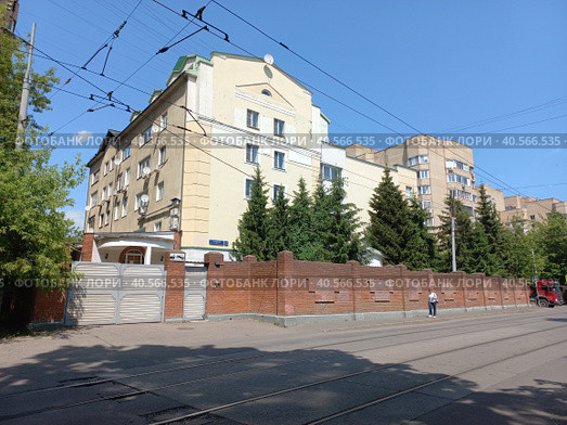 Пятиэтажный одноподъездный кирпичный жилой дом. 1998 года постройки. Погонный проезд 3, корпус 4. Район Богородское. Город Москва (2023 год). Редакционное фото, фотограф lana1501 / Фотобанк Лори