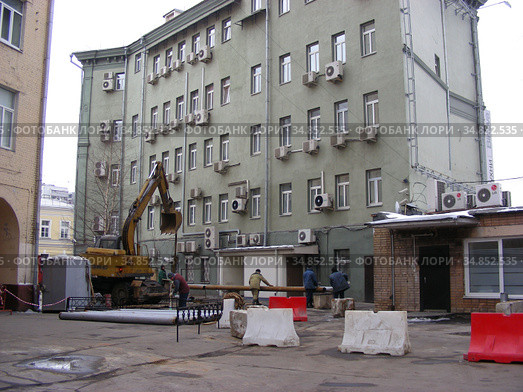 Пятиэтиэтажный кирпичный нежилой дом (в конце XIX - начале XX века дом принадлежал потомственному гражданину Москвы Николаю Осиповичу Сушкину). Построен в 1900 году. Улица Большая Якиманка, 21. Район Якиманка. Город Москва (2009 год). Редакционное фото, фотограф lana1501 / Фотобанк Лори