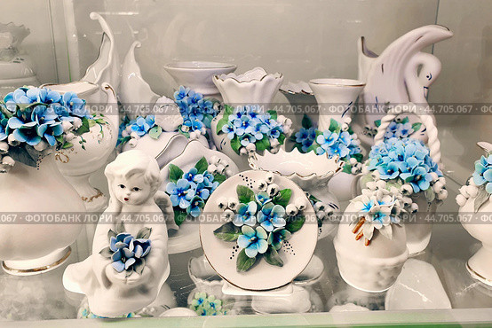Pyatigorsk, Russia, May 6, 202. Products of the Kislovodsk porcelain factory in a Pyatigorsk store. Kislovodsk porcelain with a floral pattern, realistic various flowers on vases, boxes and other products (2024 год). Редакционное фото, фотограф Оксана Медведева / Фотобанк Лори