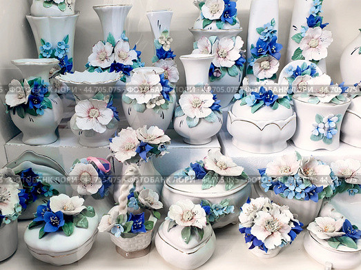 Pyatigorsk, Russia, May 6, 202. Products of the Kislovodsk porcelain factory in a Pyatigorsk store. Kislovodsk porcelain with a floral pattern, realistic various flowers on vases, boxes and other products (2024 год). Редакционное фото, фотограф Оксана Медведева / Фотобанк Лори