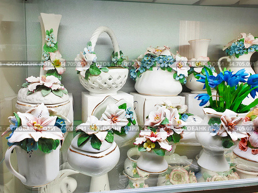 Pyatigorsk, Russia, May 6, 202. Products of the Kislovodsk porcelain factory in a Pyatigorsk store. Kislovodsk porcelain with a floral pattern, realistic various flowers on vases, boxes and other products (2024 год). Редакционное фото, фотограф Оксана Медведева / Фотобанк Лори