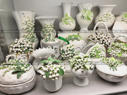 Pyatigorsk, Russia, May 6, 202. Products of the Kislovodsk porcelain factory in a Pyatigorsk store. Kislovodsk porcelain with a floral pattern, realistic various flowers on vases, boxes and other products (2024 год). Редакционное фото, фотограф Оксана Медведева / Фотобанк Лори