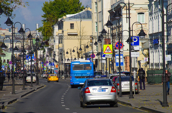 Pyatnitskaya street on a sunny autumn day, Zamoskvorechye, Moscow, Russia (2016 год). Редакционное фото, фотограф Natalia Sidorova / Фотобанк Лори