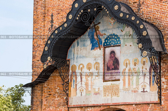 Pyatnitsky Gate of the Kolomna Kremlin in Kolomna on a sunny autumn day. Moscow oblast. Cities of Russia. (2020 год). Редакционное фото, фотограф Photojuli / Фотобанк Лори