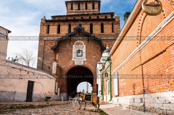 Pyatnitsky Gate of the Kolomna Kremlin in Kolomna on a sunny autumn day. Moscow oblast. Cities of Russia. (2020 год). Редакционное фото, фотограф Photojuli / Фотобанк Лори
