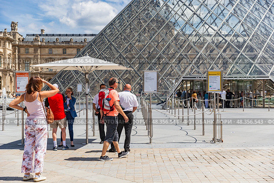 queue at ticket office to the Louvre museum Pyramid, amazing sunny day in Paris (2018 год). Редакционное фото, фотограф Ирина Мойсеева / Фотобанк Лори