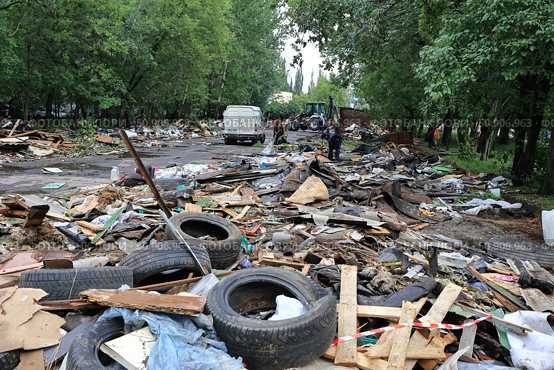Рабочие разбирают остатки снесенных гаражей, Москва. Редакционное фото, фотограф Дмитрий Серегин / Фотобанк Лори