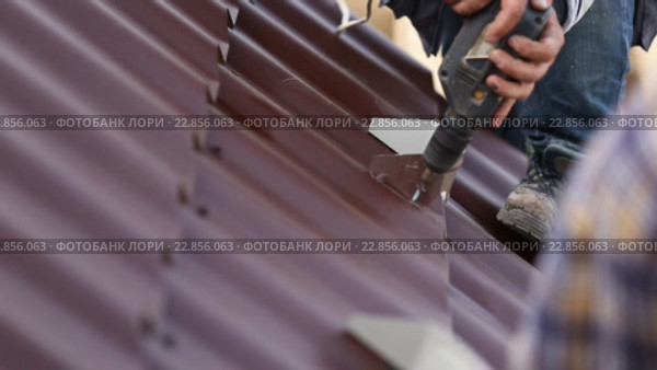 Рабочие устанавливают металлочерепицу. Стоковое видео, видеограф Kozub Vasyl / Фотобанк Лори