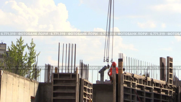 Рабочие устанавливают опалубку на строительстве жилого дома. Москва. (2014 год). Редакционное видео, видеограф Арташес Оганджанян / Фотобанк Лори