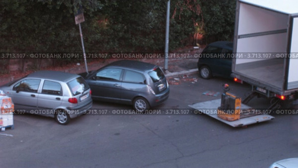 Рабочие выгружают контейнеры из грузовика, таймлапс (2010 год). Стоковое видео, видеограф Losevsky Pavel / Фотобанк Лори