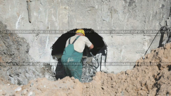 Рабочий рушит стену перфоратором. Стоковое видео, видеограф worker / Фотобанк Лори
