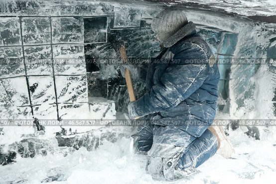 Рабочий, во время удаления льда. Стоковое фото, фотограф Вадим Скрябин / ТАСС / Фотобанк Лори