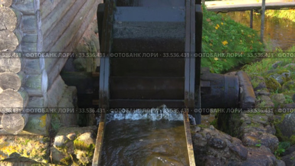 Работающее колесо восстановленной старинной водяной мельницы крупным планом. Бугрово, Пушкинские Горы (2018 год). Редакционное видео, видеограф Виктор Карасев / Фотобанк Лори