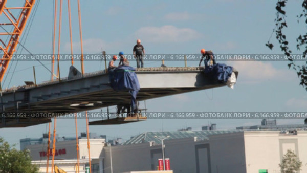 Работы на строительстве пешеходного моста к метро "Мякинино". Подмосковье (2014 год). Стоковое видео, видеограф Сергей Соболев / Фотобанк Лори