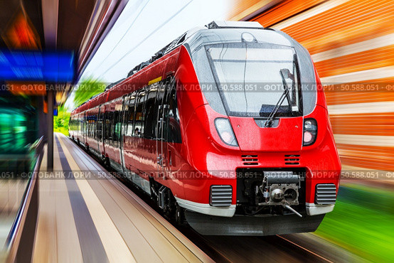 Railroad travel and railway tourism transportation industrial concept: scenic summer view of modern high speed passenger commuter train on tracks at the station platform with motion blur effect. Стоковое фото, агентство Ingram Publishing / Фотобанк Лори