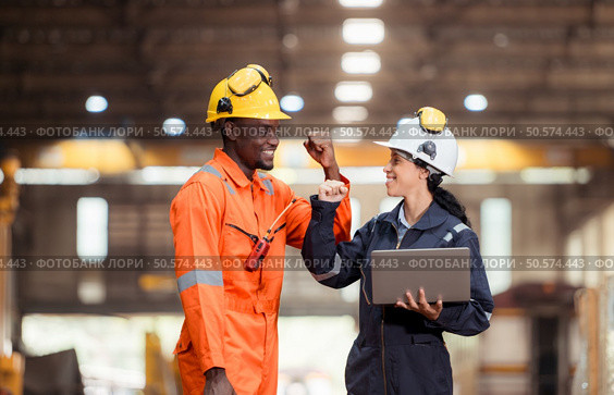 Railway technicians and engineers, Inspect the trains in train repair station before being used to drag train cars to receive or transport goods and people. Стоковое фото, агентство Ingram Publishing / Фотобанк Лори