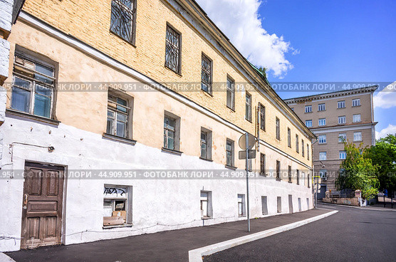 Район Хитровка, жилой дом,  Хитровский переулок, Хитровская площадь, Москва (2023 год). Стоковое фото, фотограф Baturina Yuliya / Фотобанк Лори