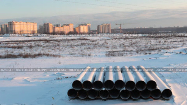 Район Новая Москва, трубы на строительной площадке на фоне микрорайона Коммунарка (2017 год). Стоковое видео, видеограф Дмитрий Неумоин / Фотобанк Лори