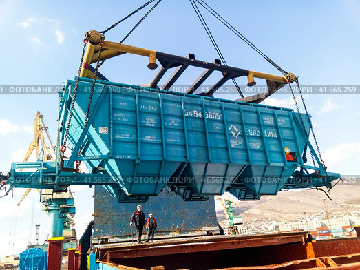 Raising the hopper car for unloading on a cargo ship. Lifting operations in the port. Стоковое фото, фотограф Леонид Еремейчук / Фотобанк Лори