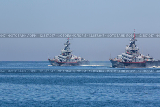 Ракетные катера проекта 1241 «Молния-1» Ивановец и Бриз Черноморского флота РФ выходят из Севастопольской бухты, Республика крым (2015 год). Редакционное фото, фотограф Николай Винокуров / Фотобанк Лори