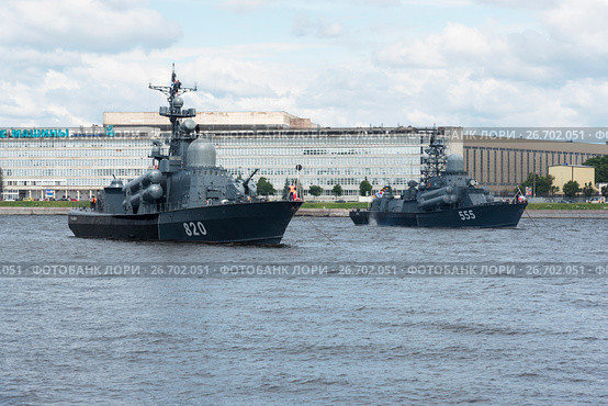 Ракетный катер проекта 1241 (шифр «Молния», по классификации НАТО – Tarantul-class corvettes) "Чувашия" и малый ракетный корабль "Гейзер" проекта 1234.1 на Неве. Санкт-Петербург (2017 год). Редакционное фото, фотограф Александр Щепин / Фотобанк Лори