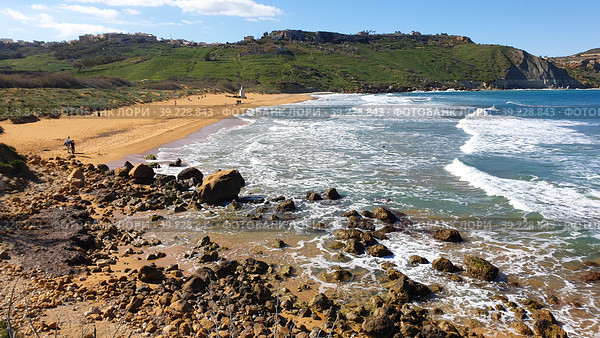 Ramla Beach пляж с розово-золотым песком. Средиземное море. Город Надур (Nadur). Остров Гоцо (Gozo). Республика Мальта (2023 год). Стоковое фото, фотограф lana1501 / Фотобанк Лори