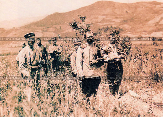 Раненые русские солдаты, взятые в плен, под охраной японцев. 1905 год. Редакционное фото, фотограф Сергей Елизарьев / Фотобанк Лори