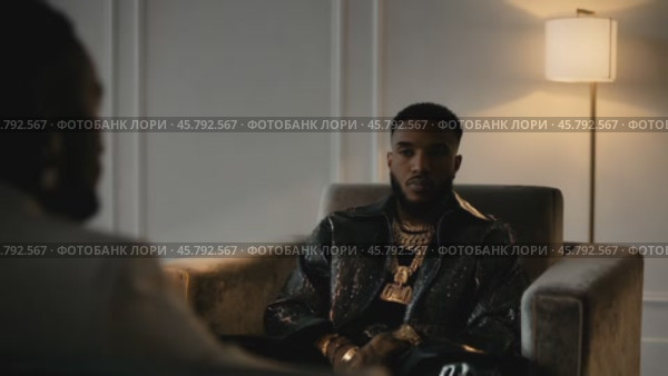 Rapper discussing with his manager in a modern apartment. Стоковое видео, видеограф Данил Руденко / Фотобанк Лори