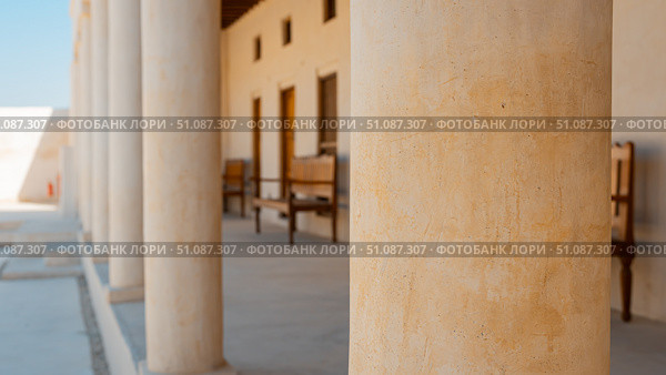 Ras Al Khaimah, UAE – 14.04.2025: The desert coastal town (ghost town) of Jazeera Al Hamra includes a fort, three schools, an open-air market and mosques nestled between hundreds of villas. Стоковое фото, фотограф Feruza Tashmetova / Фотобанк Лори